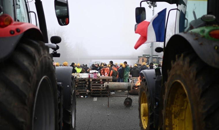 Fransız çiftçiler eylemlerine devam etti: Hükümet binasına gübre döktüler