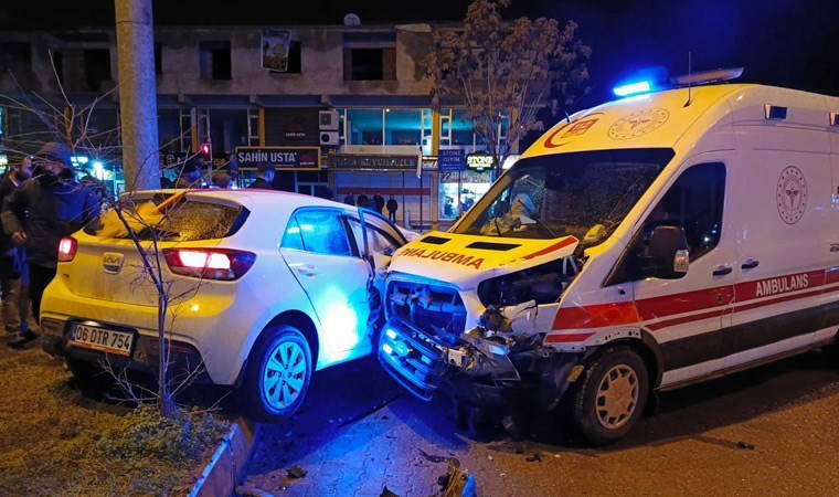 Batman’da faciadan dönüldü: Gelin arabası ambulansla çarpıştı!