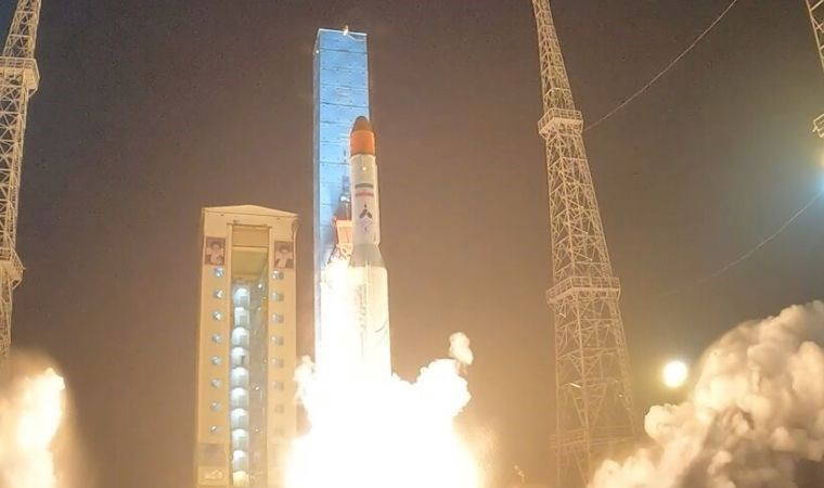 İran, uzaya ilk kez aynı anda 3 uydu gönderdi