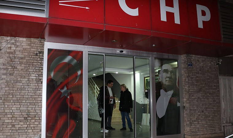 Yerel seçime günler kala Antalya'da CHP il binasına taşlı saldırı!