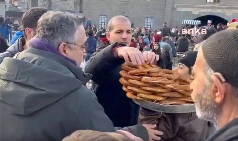 CHP'li Tanrıkulu Diyarbakır'da simit dağıttı: 'Sokaktan haberi olmayan siyasetçiler var'