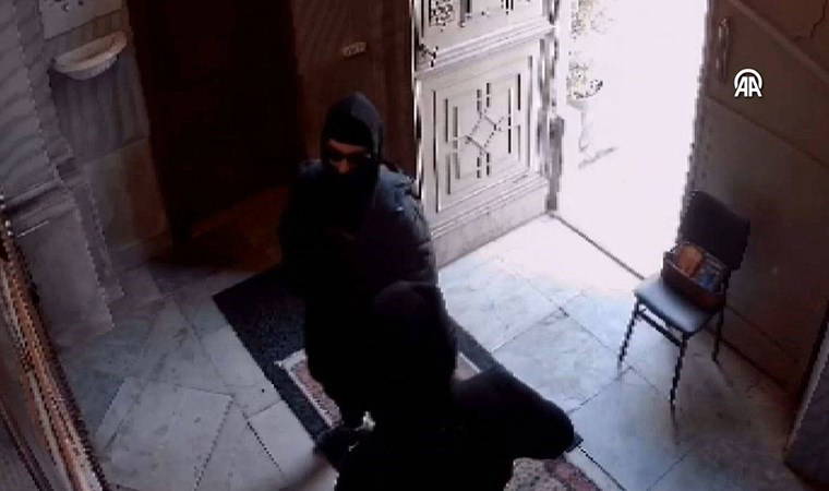 Saldırganlar kapıyı açıp yol vermiş: Santa Maria Kilisesi'ne silahlı saldırının yeni görüntüleri ortaya çıktı