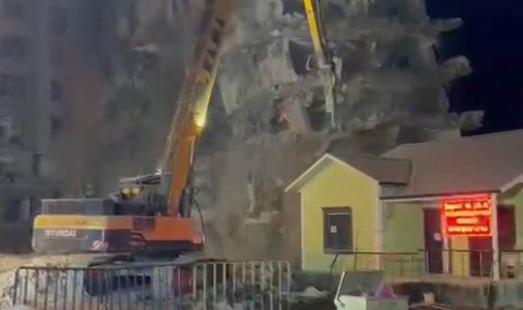 Gaziantep’te panik anları: 7 katlı bina yıkım sırasında çöktü