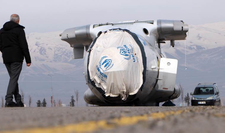 Gürcistan uçağı, 12 yıl sonra parçalanarak aprondan çıkarıldı