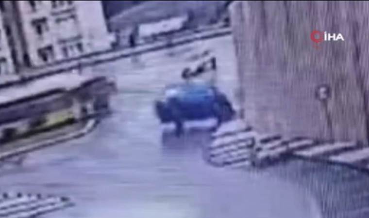 Kargo aracı viraja girerken devrildi