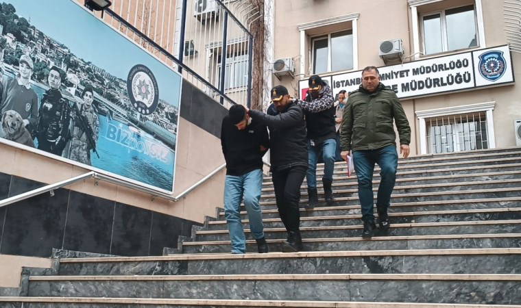 Fatih'te turistin çantasını çalan iki şüpheli tutuklandı