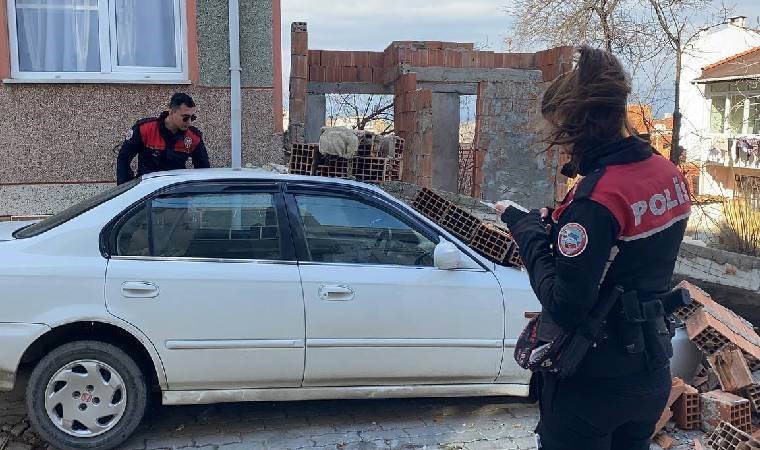 Faciadan dönüldü: Dükkanın duvarı, otomobilin üzerine devrildi!