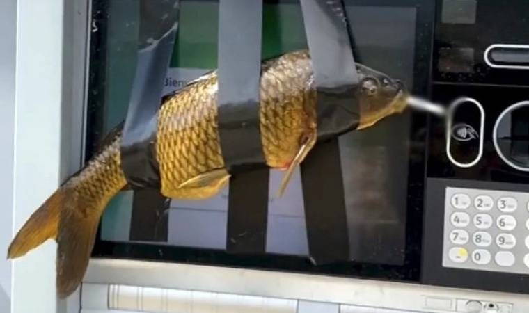 ATM'lere 'sigara içen balık' bantladı: Tutuklandı