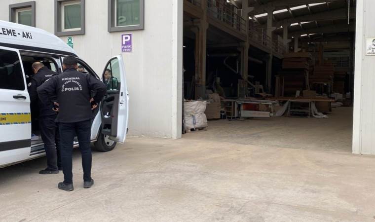 Pres makinesiyle duvar arasına sıkıştı: İşçi hayatını kaybetti