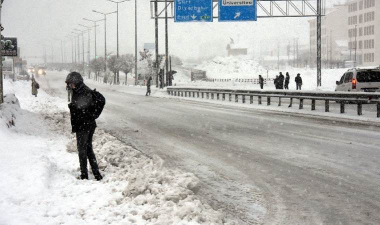Bitlis'te 44 köy yolu kapandı... Eğitime 1 gün ara verildi!