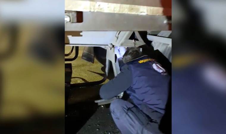 TIR'ın dorsesindeki gizli bölmeden 2 kaçak göçmen çıktı