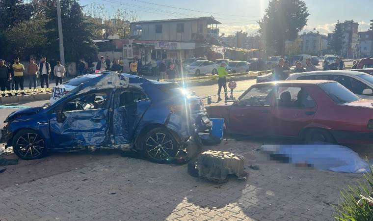 Antalya'da feci olay... Otomobil, otobüs durağına daldı!