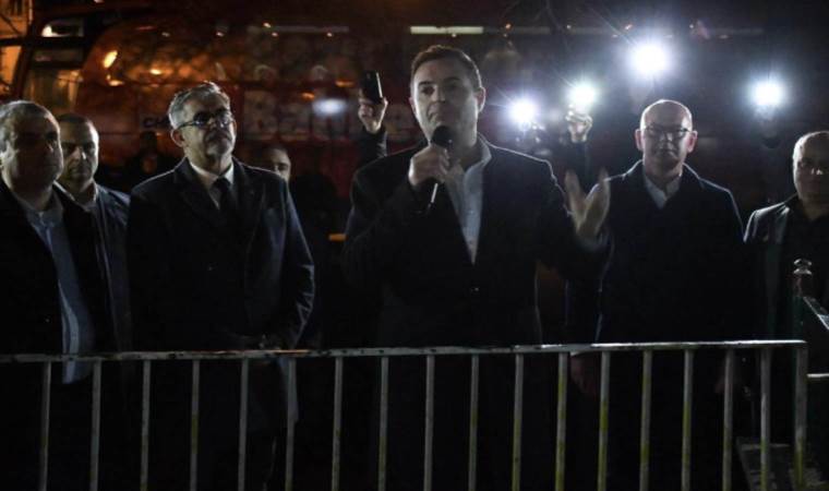 CHP'li Ahmet Akın telefon ışıklarıyla miting yaptı: 'Işıl ışıl olacak...'