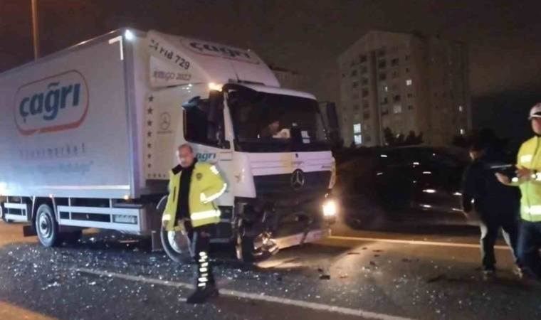 TEM Otoyolu’nda 3 araç zincirleme kazaya karıştı