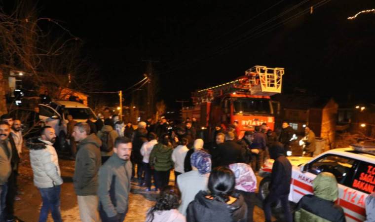 Ölümden döndüler... Dağdan kopan kaya parçaları eve isabet etti!
