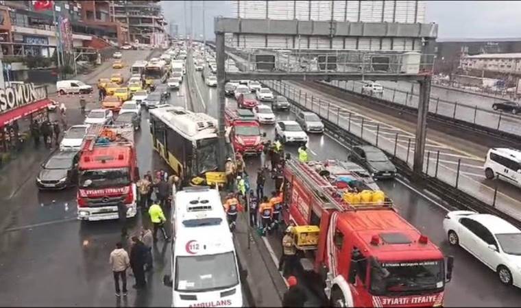 İETT otobüsü direğe çarptı: Görüntüleri ortaya çıktı!