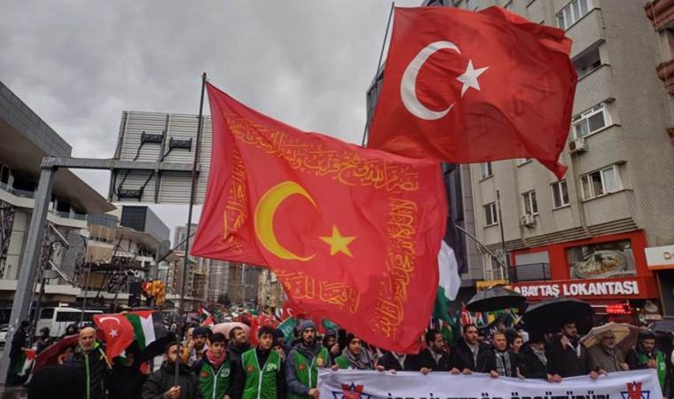 Şeriat provası gibi miting: 'Hilafet sancağı' taşıdılar