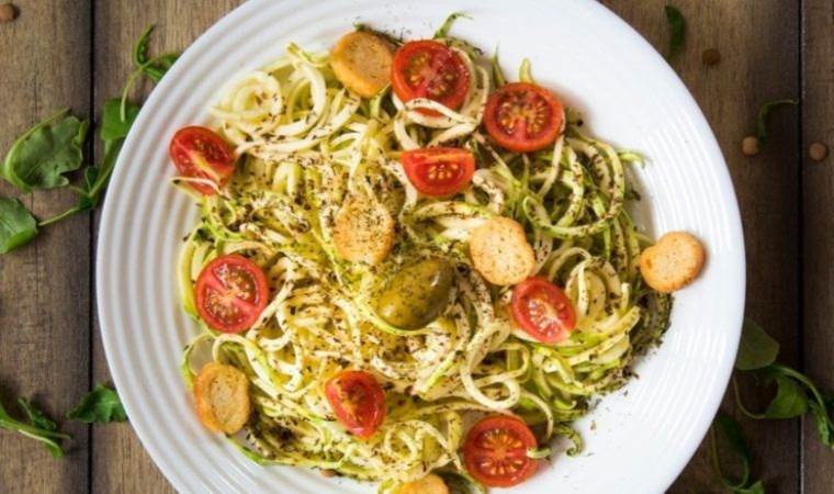 Evde sağlıklı ve vegan bir tarif: Sebzeli Zeytinyağlı Makarna tarifi