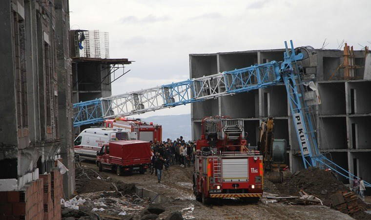 TOKİ inşaatında vinç devrildi: Arkadaşlarını kurtaran işçi hayatını kaybetti!