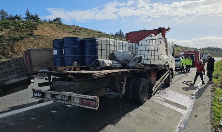 Kimyasal madde yüklü variller yola savruldu