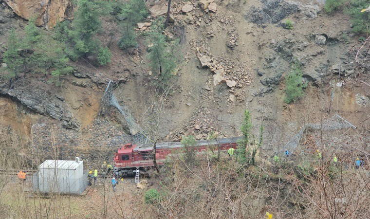 Heyelan treni raydan çıkardı: Yolcular servisle taşınacak