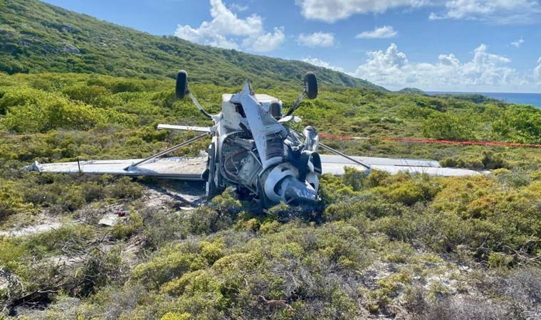 Küçük uçak iniş yaparken takla attı: 10 yaralı