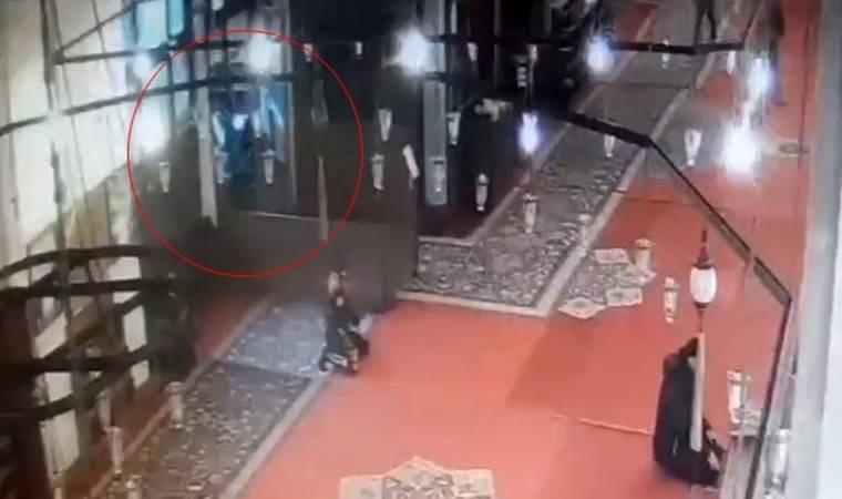 Fatih Camii’nde imama bıçaklı saldırı: Dehşetin görüntüleri ortaya çıktı!