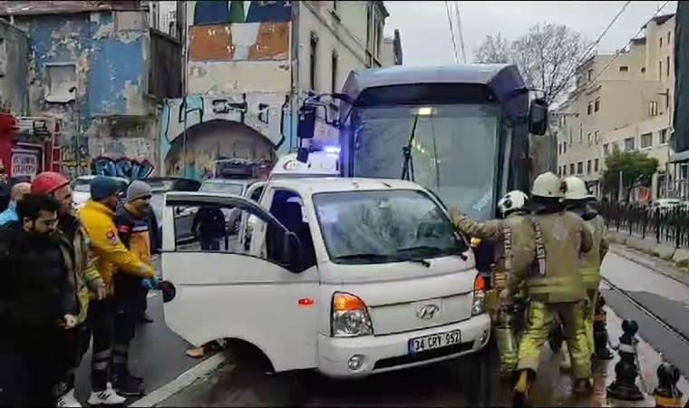 Karaköy'de tramvay kamyonete çarptı: 1 yaralı
