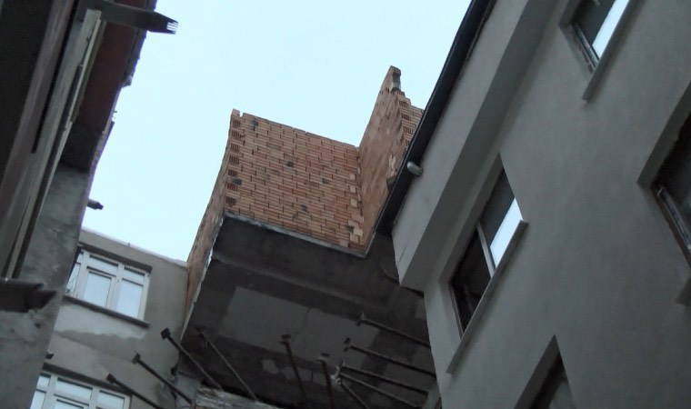 Esenyurt'ta inşaatı devam eden binadan düşen tuğlalar deprem paniği yarattı