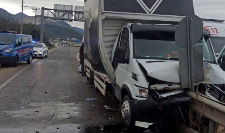 Kamyonet bariyerlere ok gibi saplandı: 2 yaralı