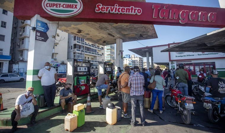Küba'da benzine 5 katı zam