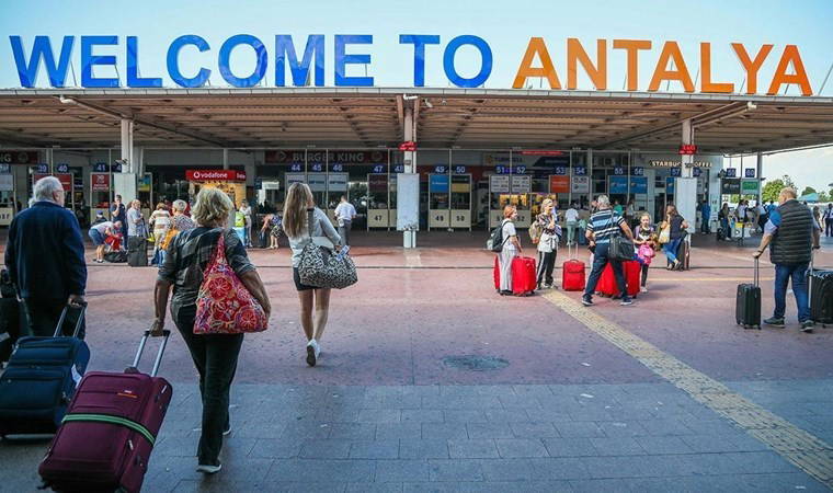 Antalya'ya rekor turist akını: Yüzde 8'lik artış!