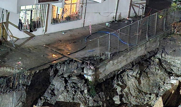 İstanbul Küçükçekmece'de toprak kayması: Bir bina tahliye edildi