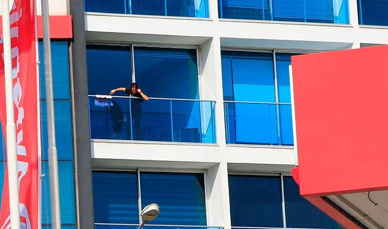 Temizlik yaparken balkonda mahsur kalan kadın, itfaiye ekiplerince kurtarıldı