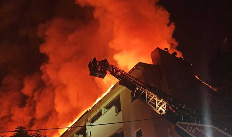 Malatya’da ağır hasarlı okulun çatısında yangın paniği!