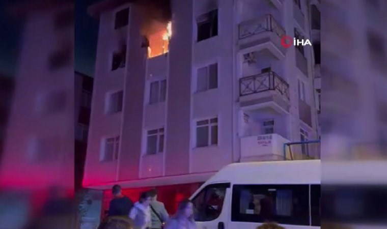 İstanbul Avcılar'da panik anları! 'Madde bağımlısı' olduğu iddia edilen şahıs evini yaktı