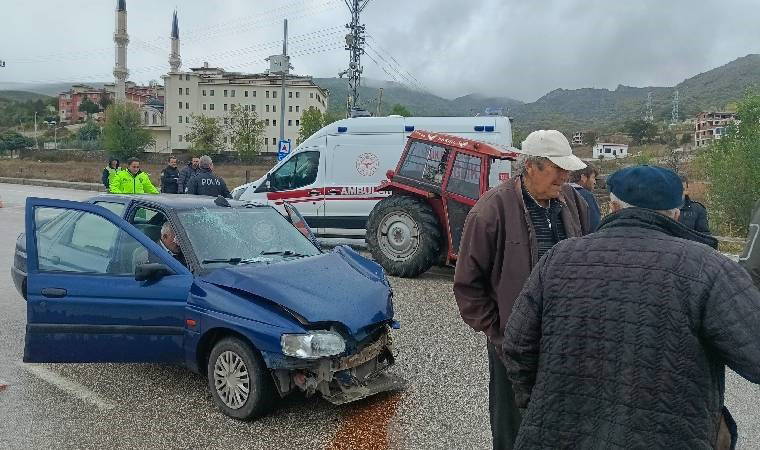 Otomobil ile traktör çarpıştı: Yaralılar var!