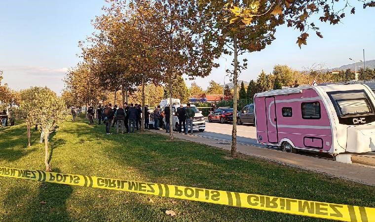 Kocaeli'nde şüpheli ölüm: Minibüste silahla vurulmuş halde bulundu