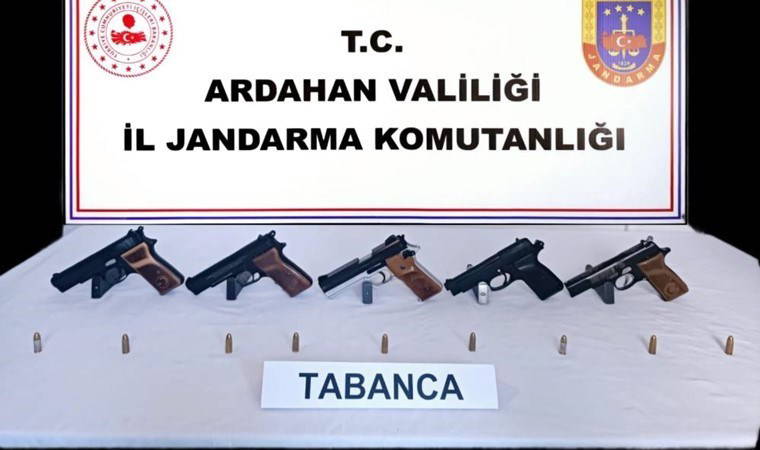Ardahan’da otomobilde 5 adet ruhsatsız tabanca ele geçirildi