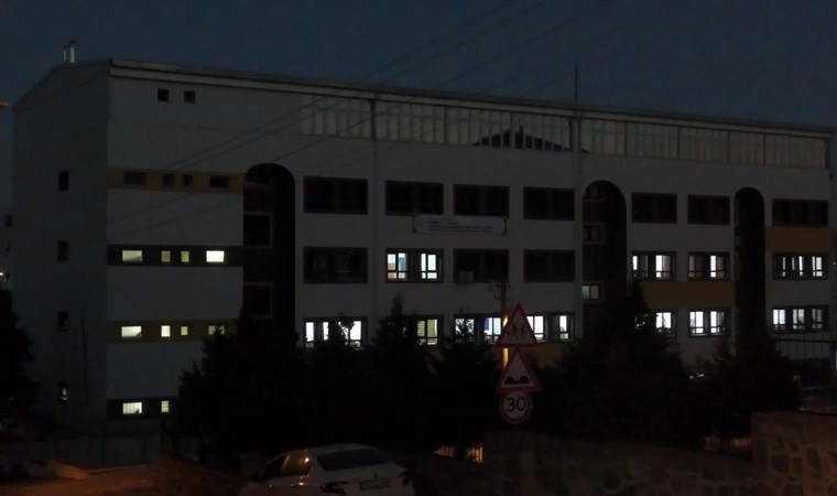 İzmir'de karanlıkta eğitime tepki: 'Karanlıkta eğitime son verelim'