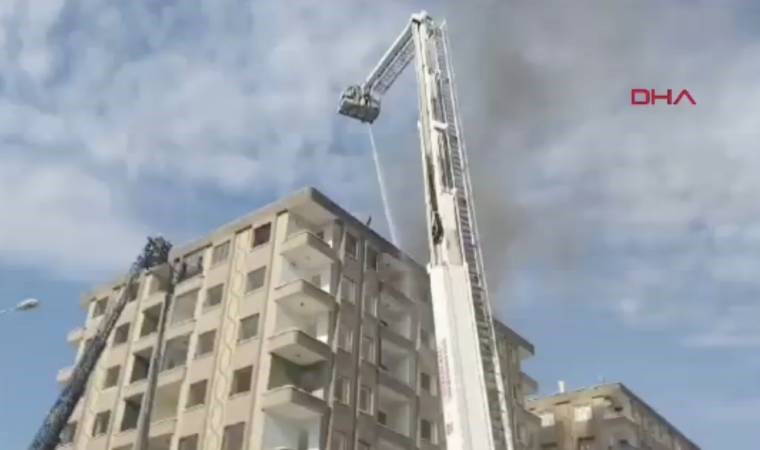 Ağır hasarlı binanın çatısında yangın