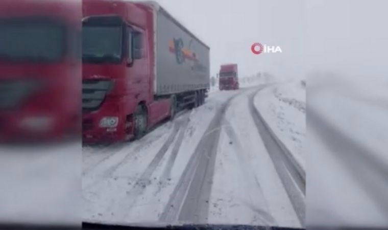 Kış erken geldi, TIR'lar yolda kaldı