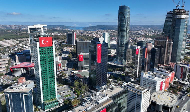 İstanbul'da 29 Ekim coşkusu: Dev Türk bayrağı asılan gökdelenler havadan görüntülendi