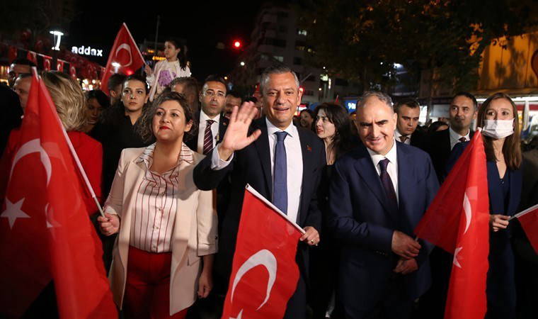 Özgür Özel, Manisa'da fener alayında yürüdü, konser dinledi