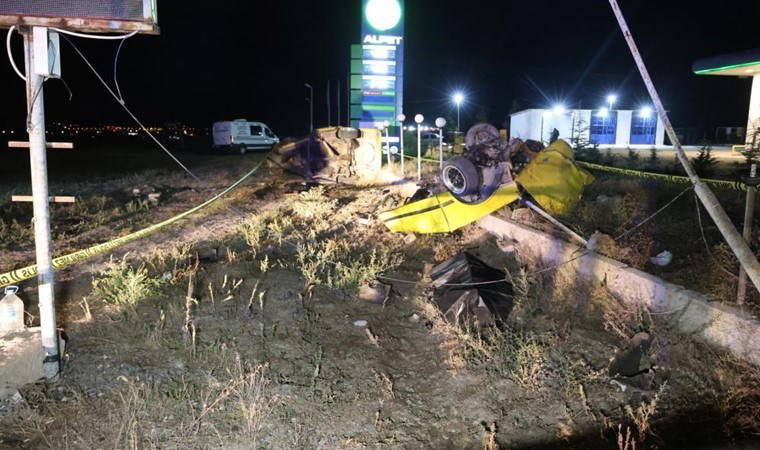 Aydınlatma direğine çarpan otomobil ikiye bölündü: 1 ölü, 3 yaralı