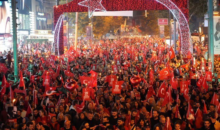 Bağdat Caddesi'nde Cumhuriyet coşkusu: ‘Cumhuriyet düşmanlarına, gerici politikalarına teslim olmayacağız’