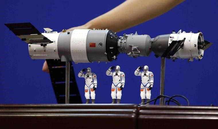 Çinli taykonotları taşıyan Şıncou-19 mekiği uzay istasyonuna ulaştı