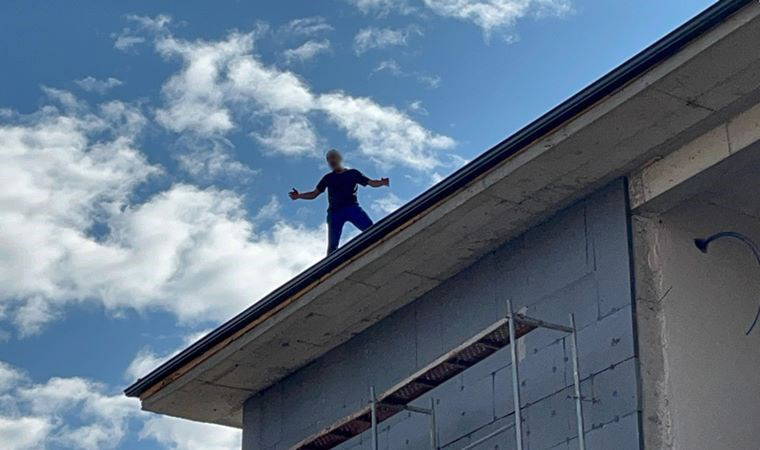 Hakkını alamayan işçi çatıda intihara kalkıştı