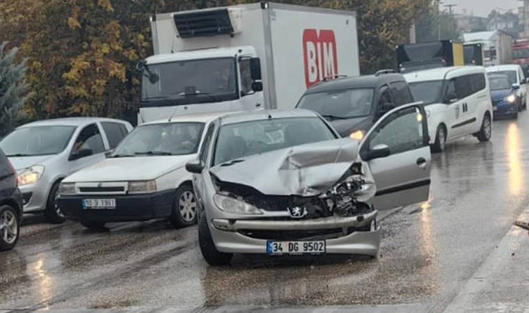 Bursa'da yağışlı hava kaza getirdi! Otomobil, cipe çarptı: 2 yaralı