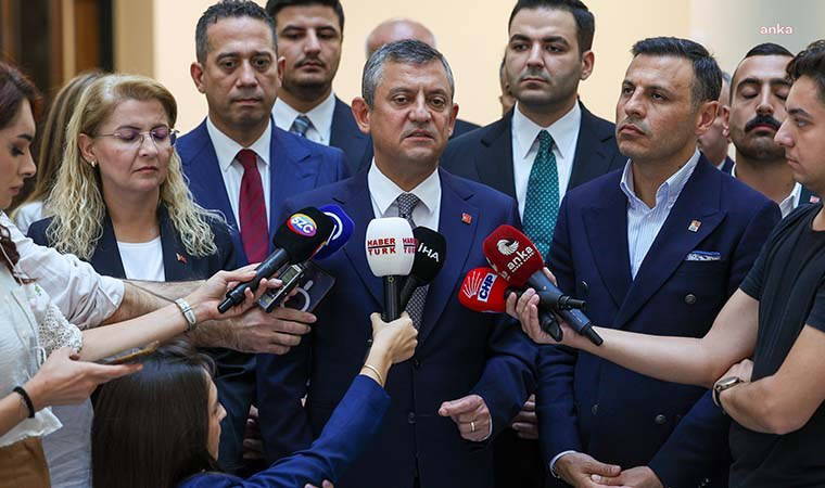 Özgür Özel'den Erdoğan'a İstanbul Sözleşmesi için çağrı: 'Biz iki elimizi birden kaldırmaya hazırız'